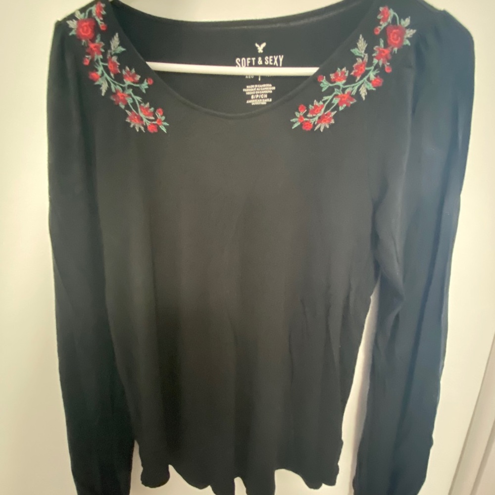 Long sleeve tshirt with embroidered shoulder